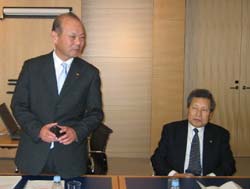 サンスターが新製品発表会を開く、安岡社長「骨太の口腔衛生製品を提案」