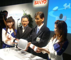 三洋電機、「エネループユニバース」第2弾発表　使い捨てないカイロなど