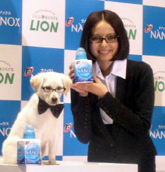 ライオン、「トップNANOX」のCMにベッキーとニオイ犬を起用