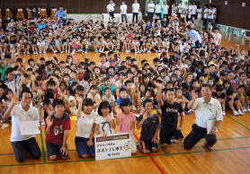 小林製薬、「小学校のトイレぴかぴか計画」大阪・高槻の小学校で贈呈式