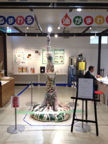 東京スカイツリー模した石鹸彫刻が「ソラマチ」に　澁谷油脂などが企画