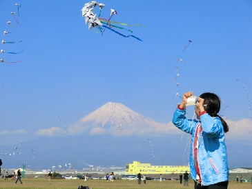 日本香堂、「富士山の世界文化遺産」登録記念で凧上げイベント開催