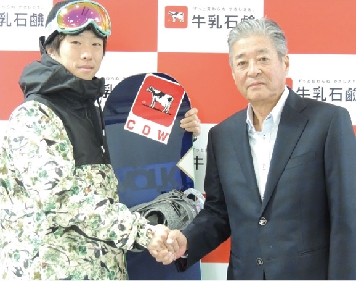 牛乳石鹸共進社、プロスノーボーダー岡本圭司選手とスポンサー契約を締結