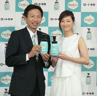 ロート製薬、乾燥肌用新ボディケアシリーズ「ケアセラ」発表