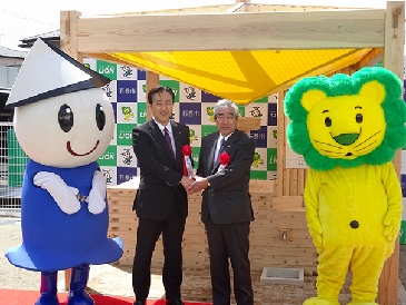 ライオン、宮城県石巻市・湊こども園に「雨水タンク」を寄贈