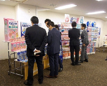 白元アース、秋季商談会開催　「ミセスロイド」を全面改良