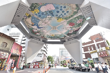 クラブコスメ、「通天閣」脚部天井画を復刻し寄贈