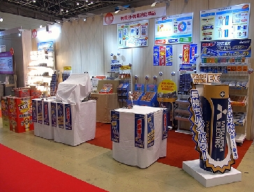 三菱電機、「暮らしと設備の総合」展開催　乾電池・店頭什器を紹介