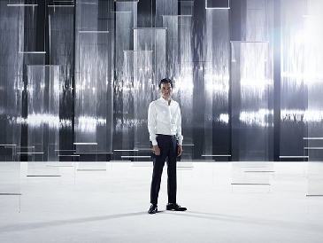 オカモト、新テレビＣＭ「伸びる透明な素材」篇を放映