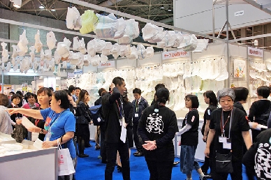 バリアフリー展が大阪で開催　各社の大人用おむつを集めたブースが人気に