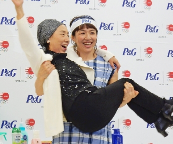 Ｐ＆Ｇ、ママと選手の絆トークショー開催　浜口京子が母子で登場