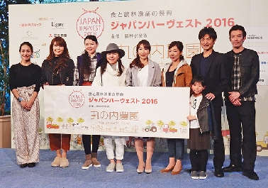 コーセー、ジャパンハーヴェストで農業女子をモデルにメイクショー開催