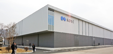 コーセー、群馬工場新生産棟を稼働開始　多品種少量生産で効率的に運用