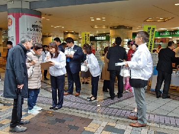 家庭紙2団体、東京・有楽町で再生紙サンプリングイベント開催