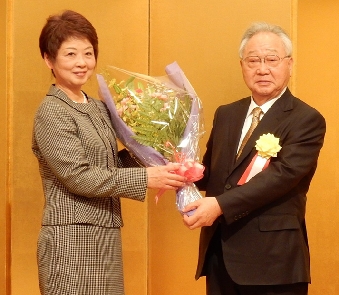 日家工元会長・黒崎暁氏の藍綬褒章受章祝賀会　約200名が祝福