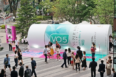 サンスター、「ＶＯ５秒速変身体験イベント」開く　巨大なＶＯ５缶が出現