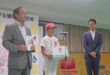 スギ薬局、愛知県安城市に「救急箱」100組を寄贈　贈呈式を行う