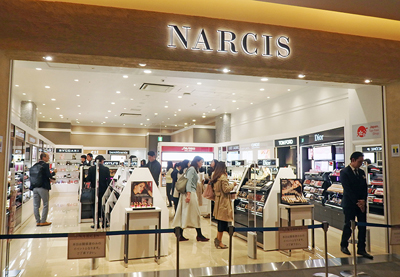 ウエルシアＨＤ、ラグジュアリーショップ「ＮＡＲＣＩＳ」をオープン