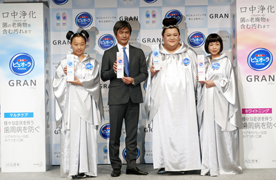花王、「薬用ピュオーラＧＲＡＮ」発表会　マツコ・デラックスらが登場