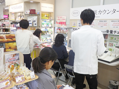 ウエルシアＨＤ「Ｂ．Ｂ．ＯＮ」、月例展開の「健康相談会」が定着