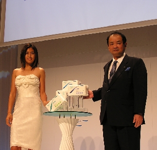 花王、肌ストレスからの開放目指す生理用ナプキン「ロリエ　エフ」を発表