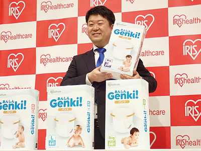 アイリスオーヤマ、赤ちゃん用紙おむつ市場に参入　発表会開く