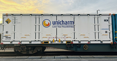 ユニ・チャームとサントリー、鉄道コンテナによる長距離往復輸送を開始