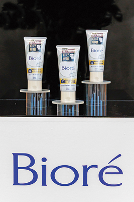 花王、「ビオレおうちdeエステ ディープクレイ洗顔」を発表