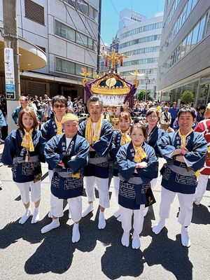 森友通商、小網神社「例大祭」に参加　オリジナル法被で神輿渡御