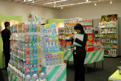 エステー化学、2005年春の商談会を東京で開催、電池の消臭プラグ等を発表