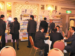 カメヤマ、05年商品展示会を横浜で開催、備長炭消臭線香シリーズ等を披露